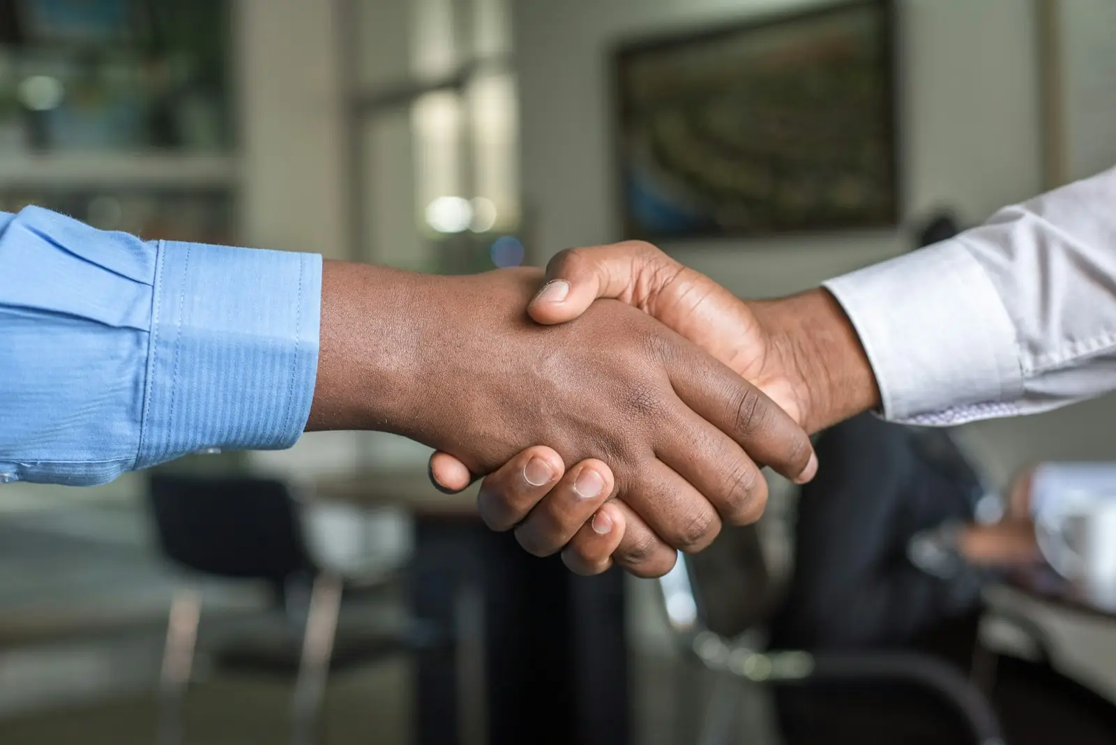 Poignée de main entre un client et un prestataire lors d'un rendez-vous professionnel